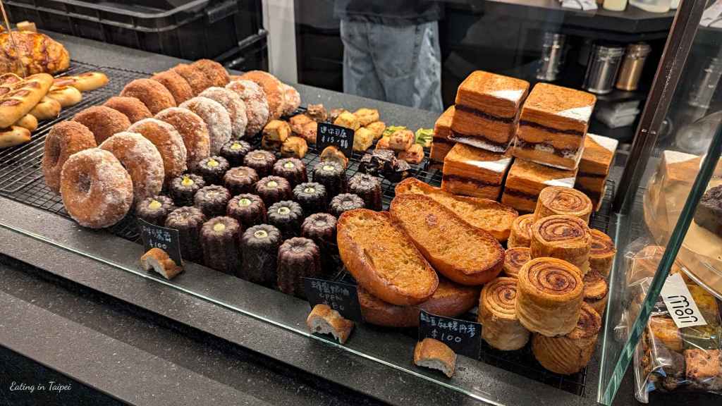 Moon baking studio bread