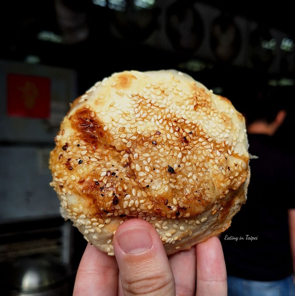 Shilin night market Changs Shaobing pepper pork cake 2